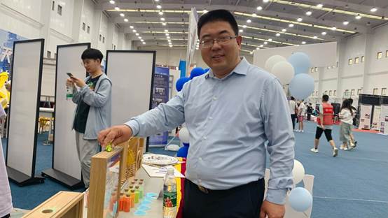 吃瓜网
孙怀凤老师倒下许愿瓶（友爱）